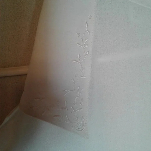 Women's Creamy White Polyester Embroidered  Blouse. Size 12 - Picture 4 of 8